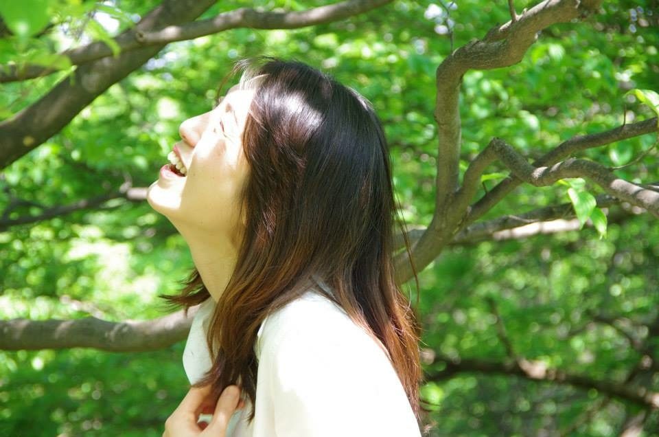 空を見上げて笑うMirei — 解放感あふれるイメージ